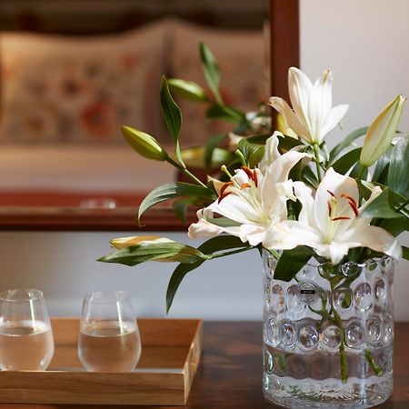 Simantro Resort Sani  Luaran gambar A vase of flowers