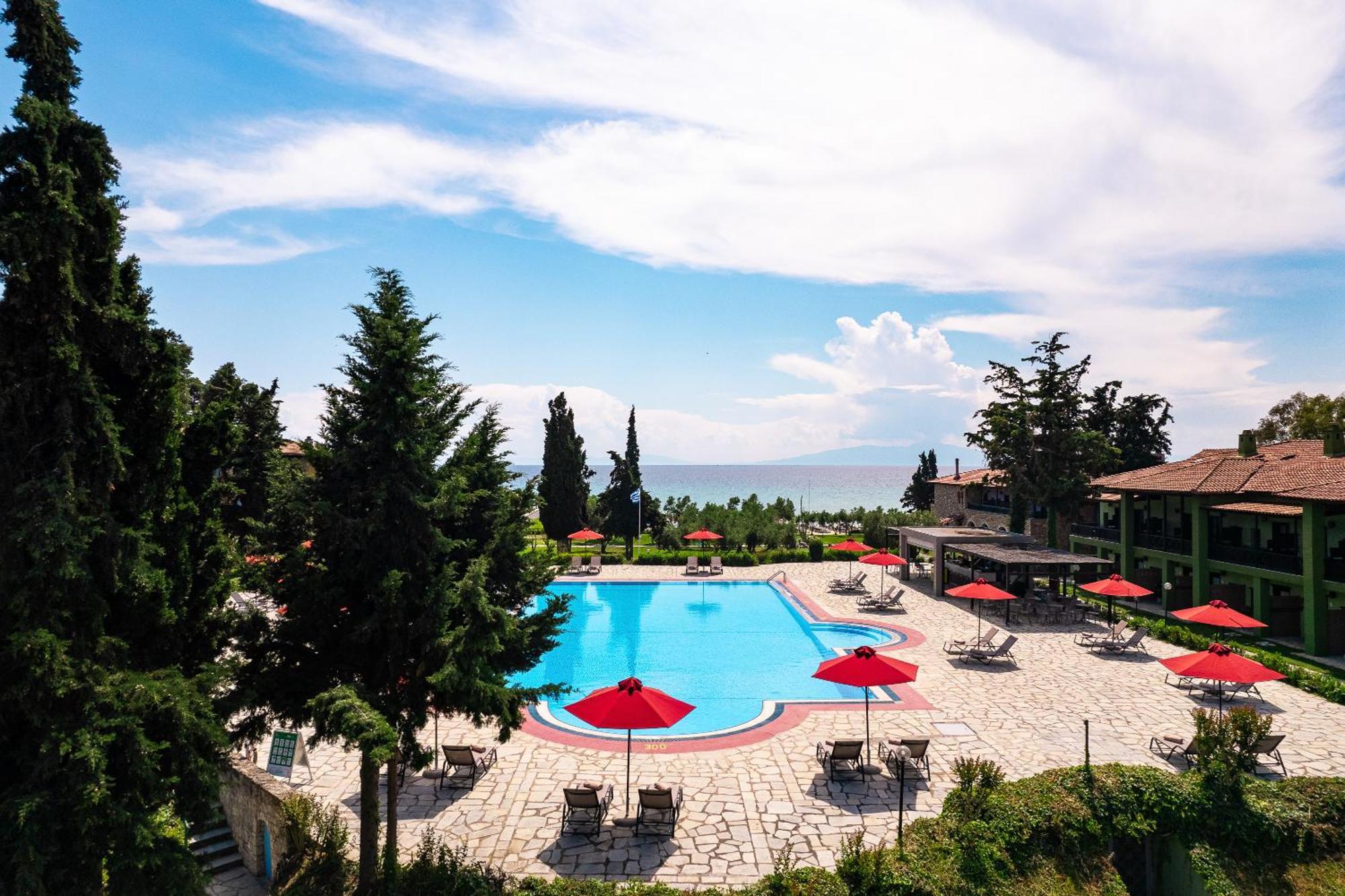 Simantro Resort Sani  Luaran gambar The swimming pool at the hotel