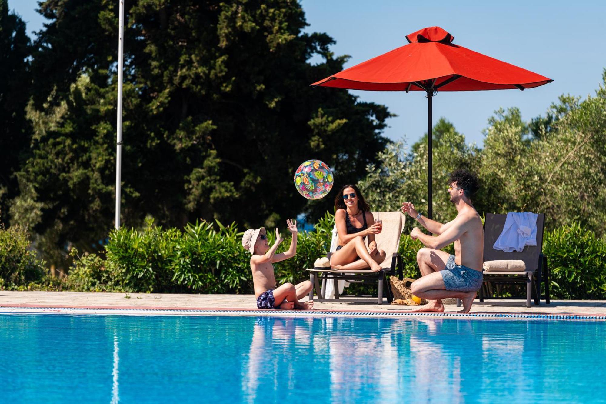 Simantro Resort Sani  Luaran gambar Family at a pool