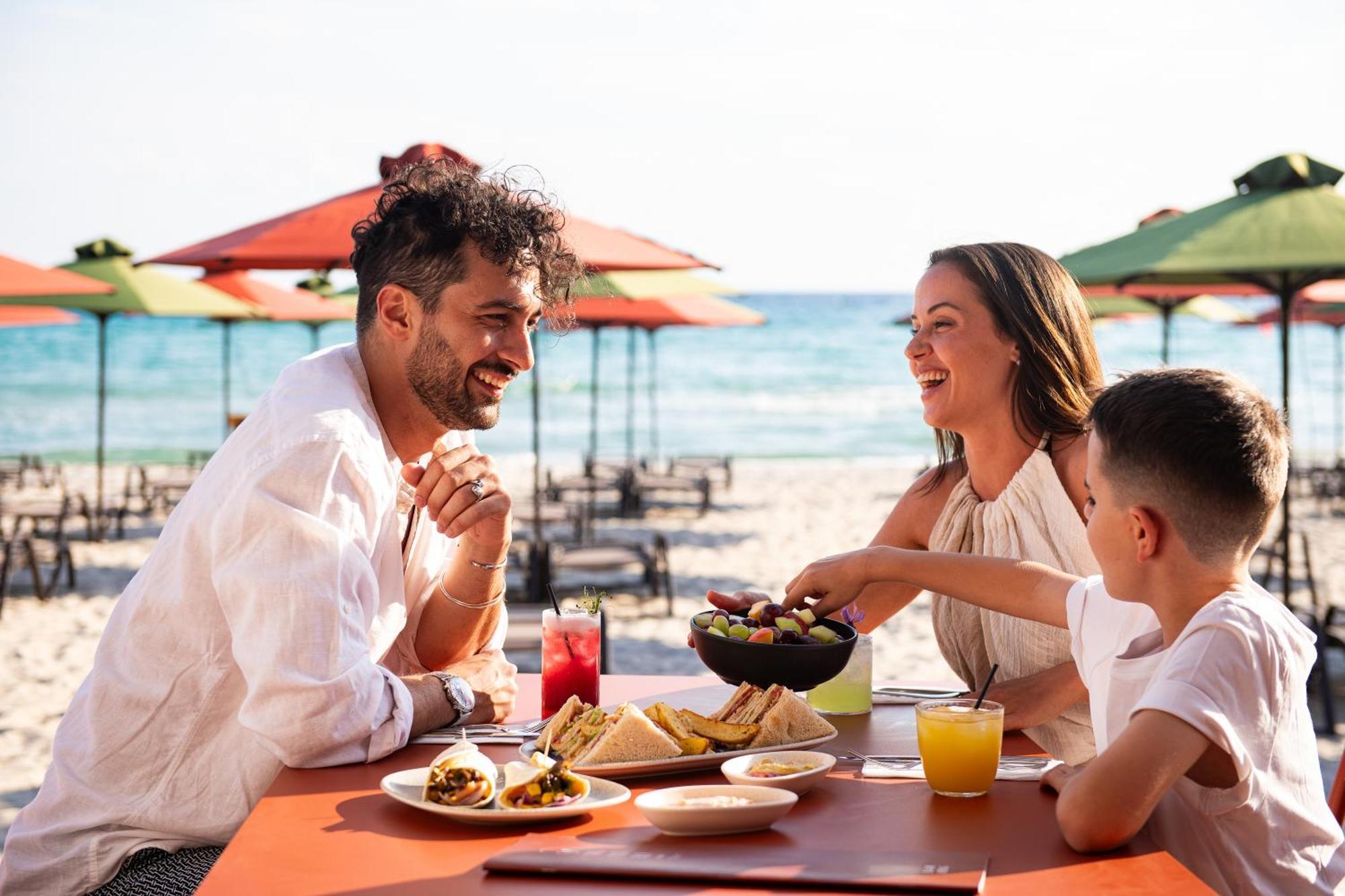 Simantro Resort Sani  Luaran gambar Family dining at a beach restaurant